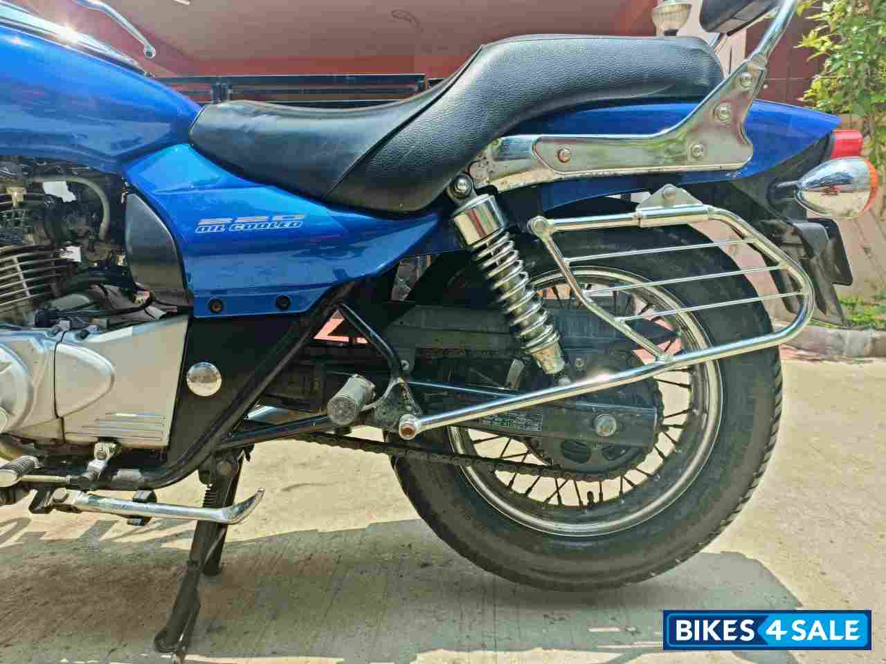 Blue Bajaj Avenger 220 DTS-i Blue Bajaj Avenger 220 DTS-i
