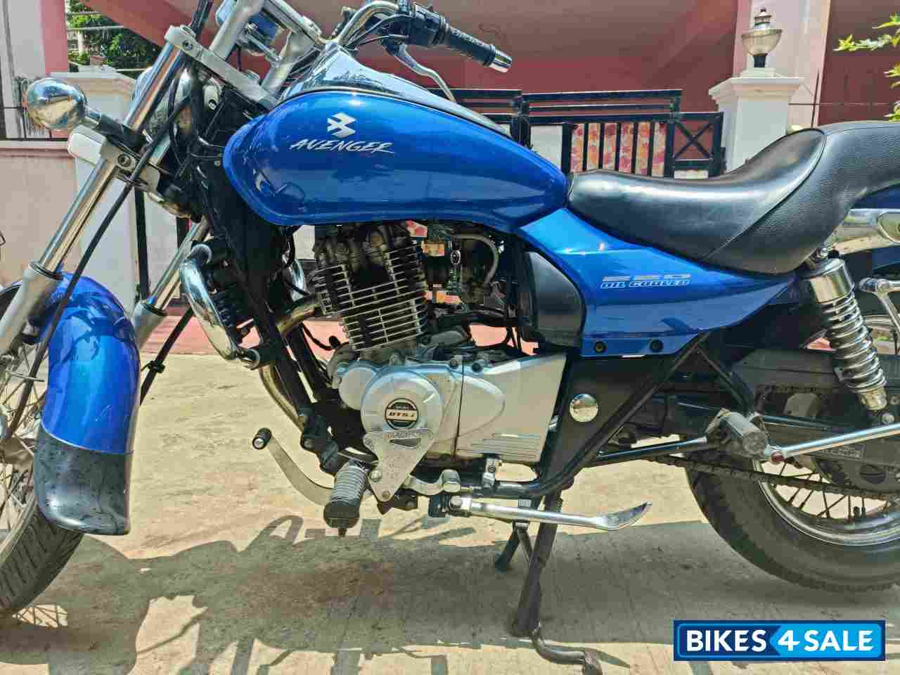 Blue Bajaj Avenger 220 DTS-i Blue Bajaj Avenger 220 DTS-i