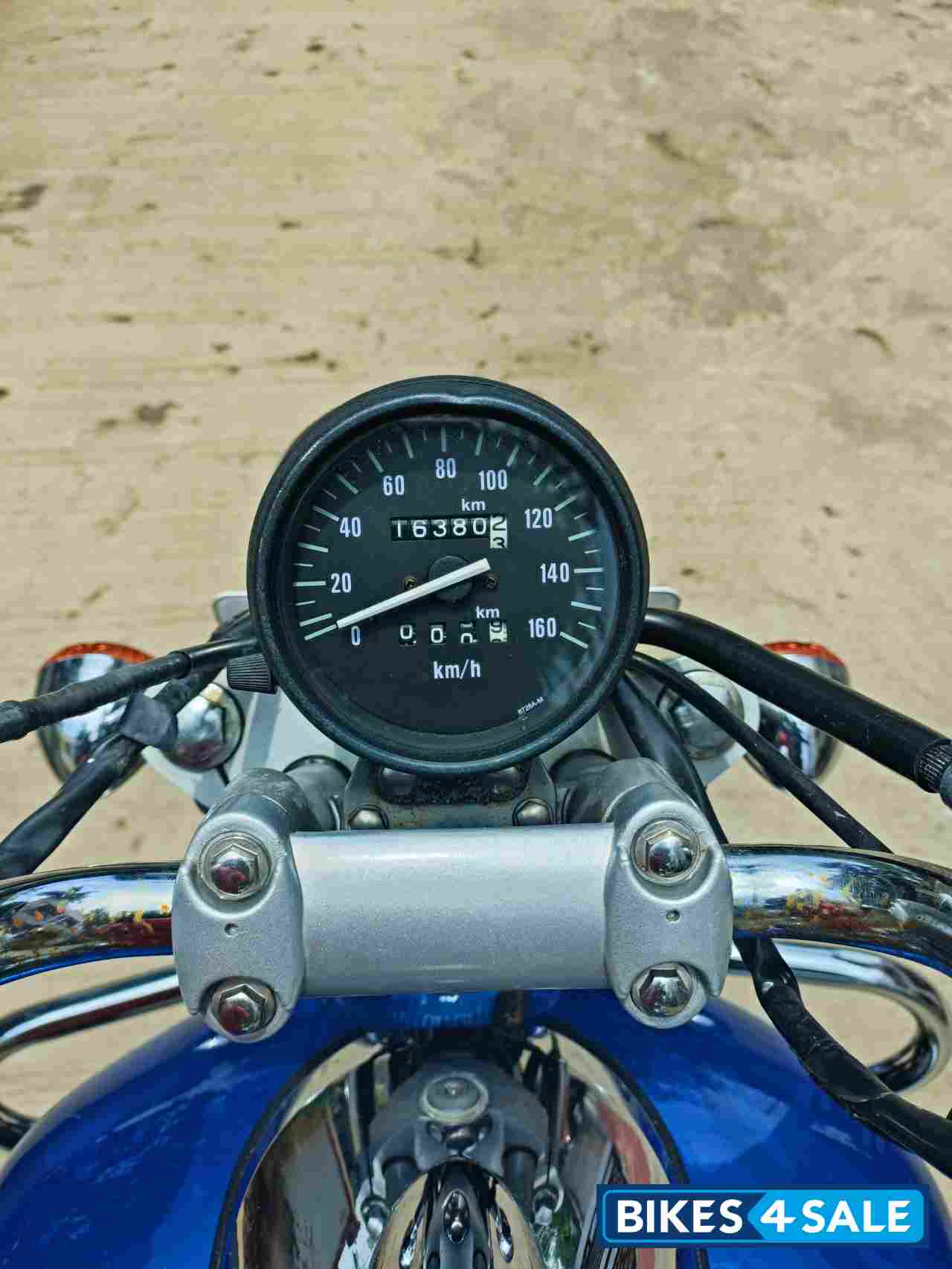 Blue Bajaj Avenger 220 DTS-i Blue Bajaj Avenger 220 DTS-i