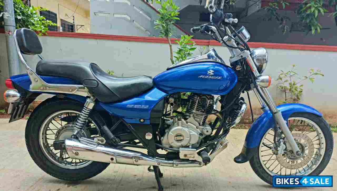 Blue Bajaj Avenger 220 DTS-i Blue Bajaj Avenger 220 DTS-i