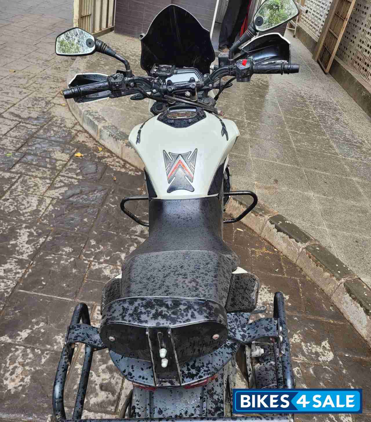 White Bajaj Dominar 400