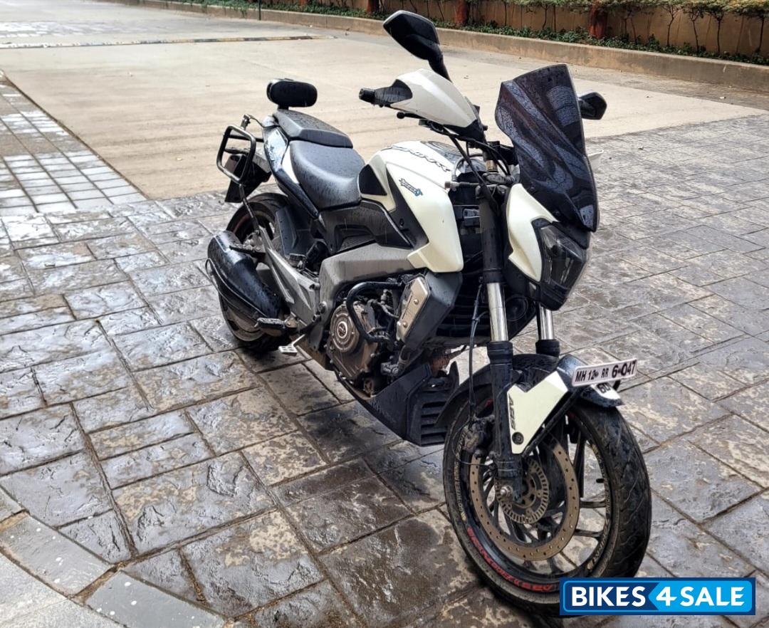 White Bajaj Dominar 400