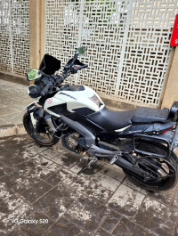 White Bajaj Dominar 400