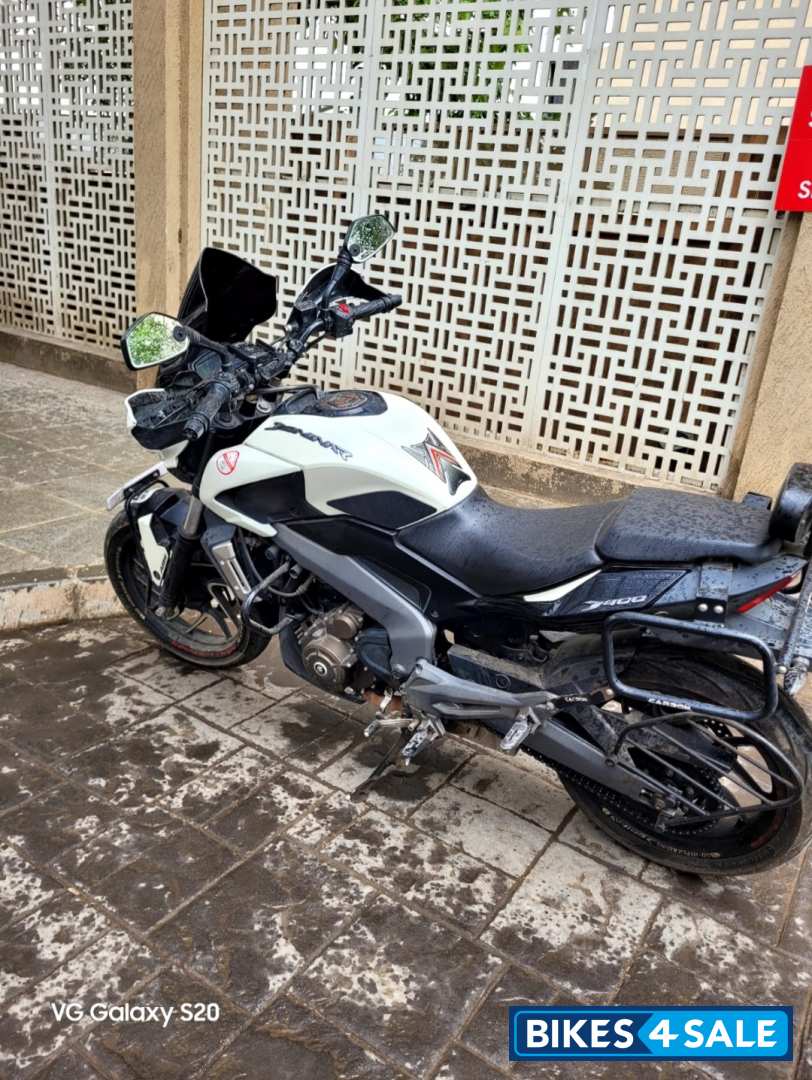 White Bajaj Dominar 400