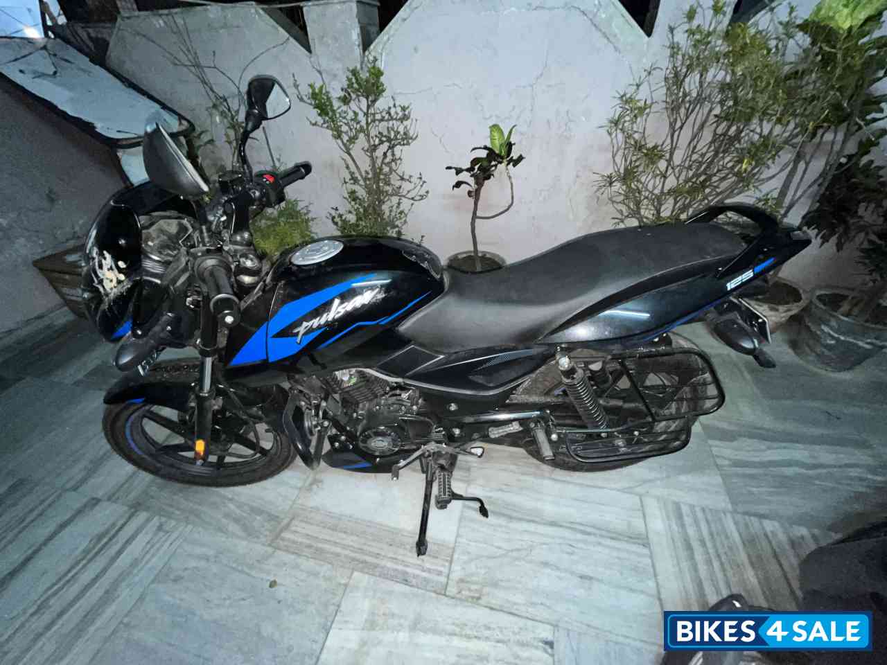 Blue Bajaj Pulsar 125 Carbon Fibre Disc Single Seat