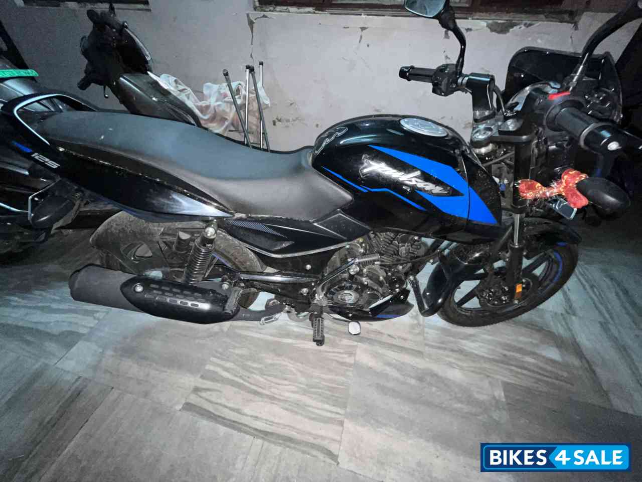 Blue Bajaj Pulsar 125 Carbon Fibre Disc Single Seat