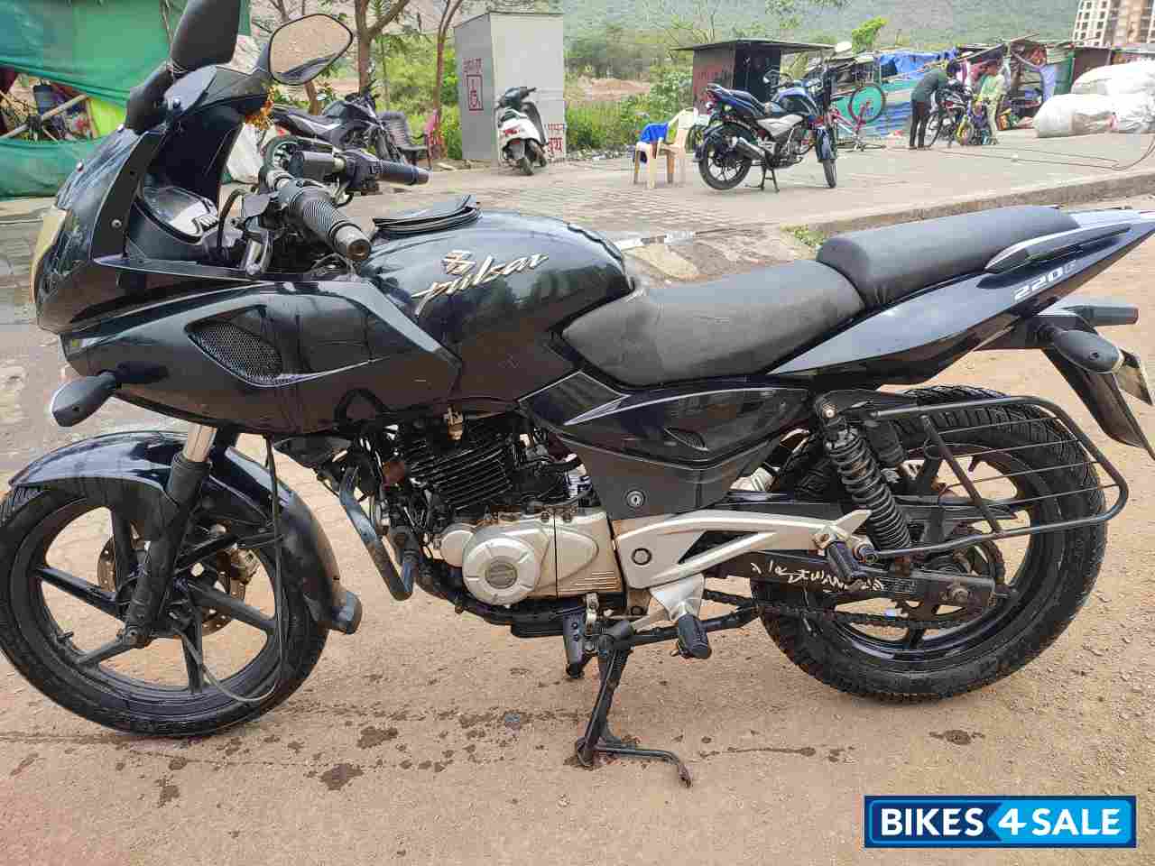 Black Bajaj Pulsar 220F