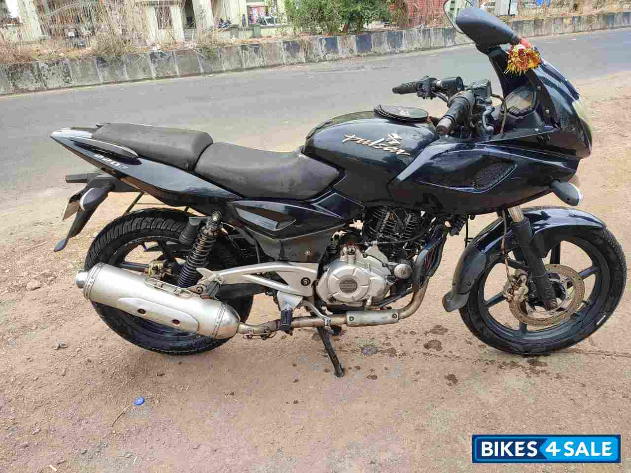 Black Bajaj Pulsar 220F