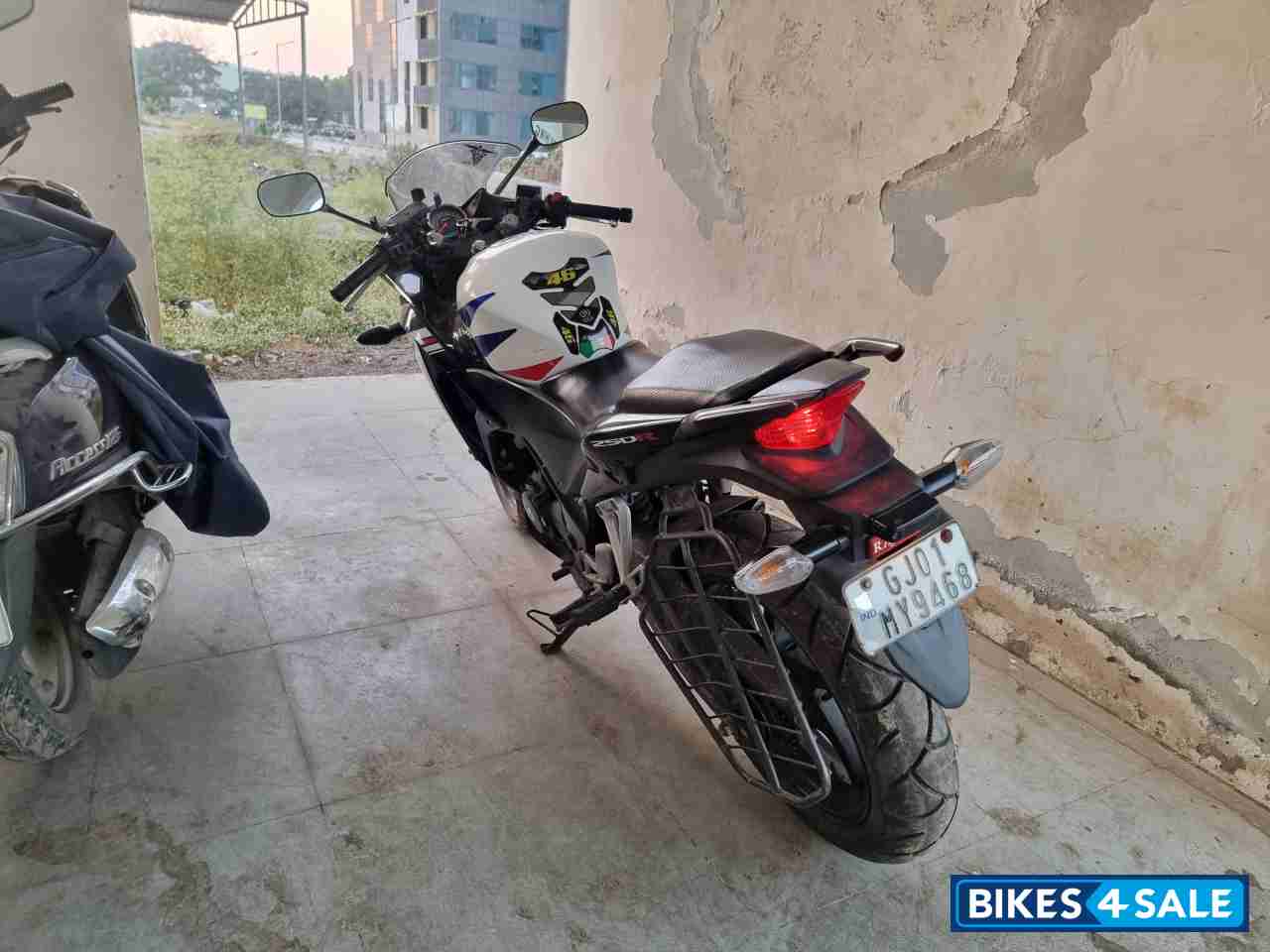 Polar White Honda CBR 250R