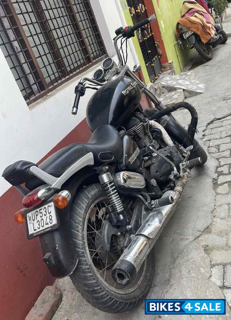 Black Royal Enfield Thunderbird 350