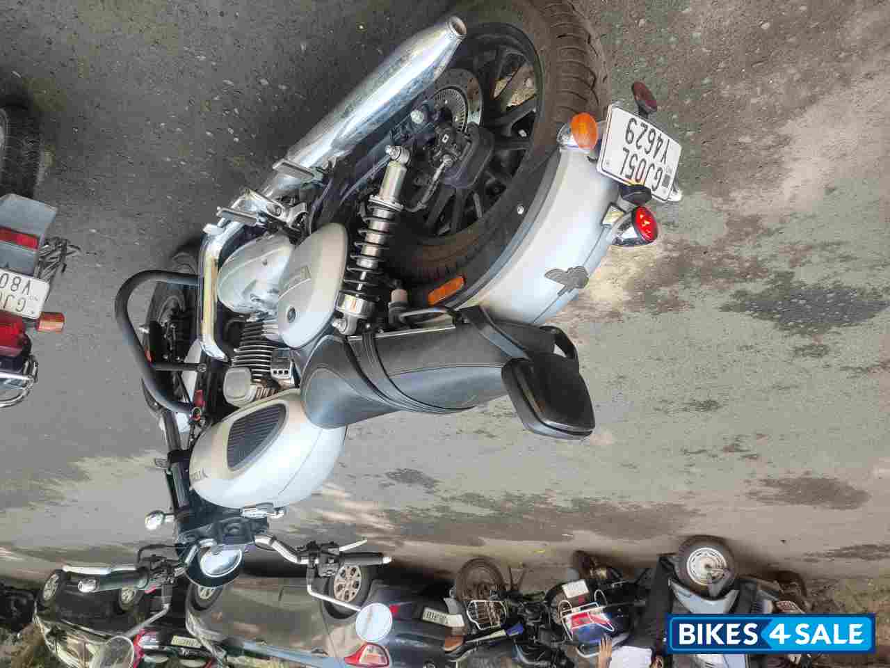 Yezdi Roadster Sin silver