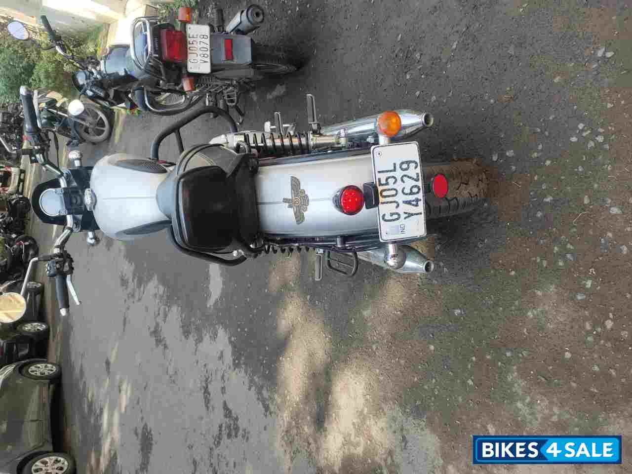 Yezdi Roadster Sin silver