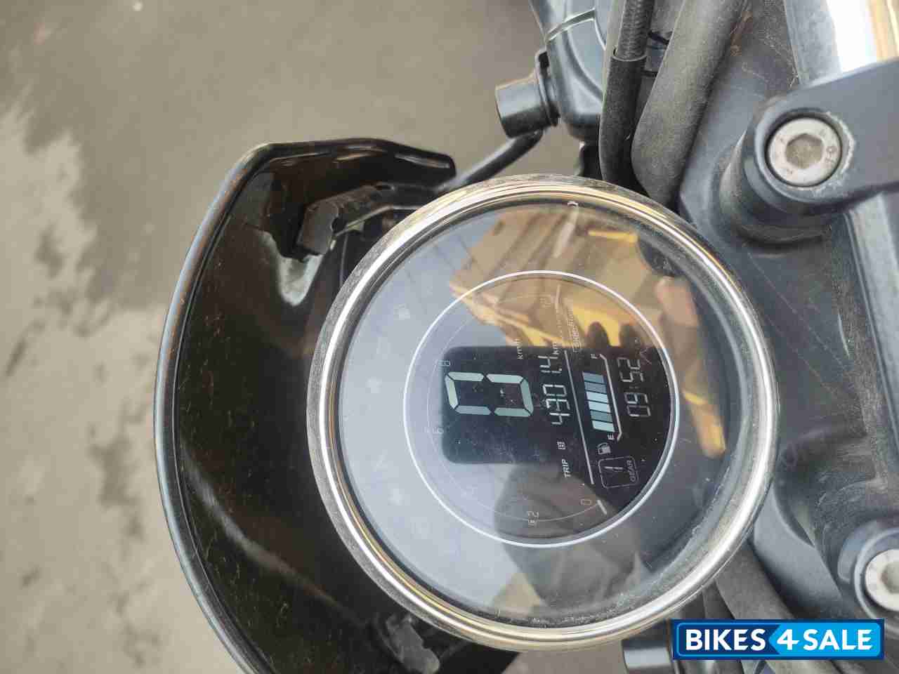 Yezdi Roadster Sin silver