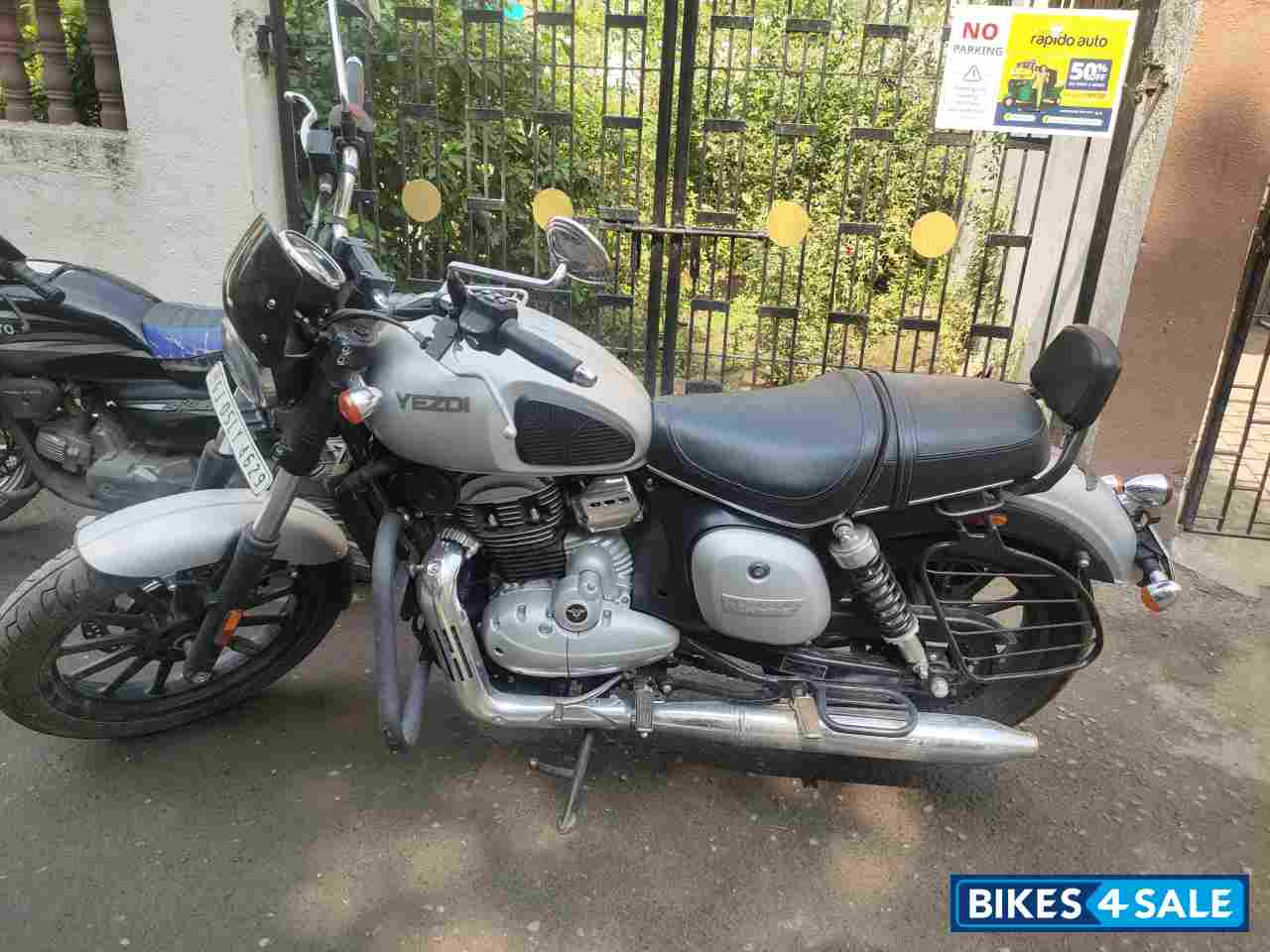 Yezdi Roadster Sin silver