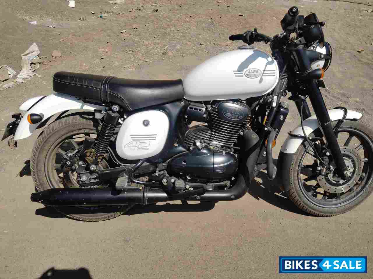 Jawa 42 Dual Channel ABS Sirius White