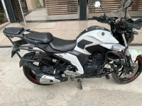 White Yamaha FZS 25