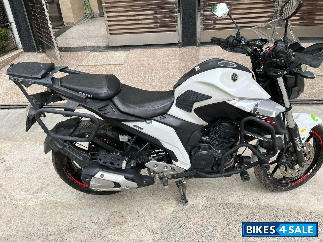 White Yamaha FZS 25