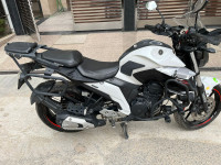 White Yamaha FZS 25