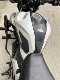 White Yamaha FZS 25