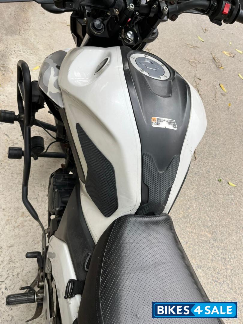 White Yamaha FZS 25