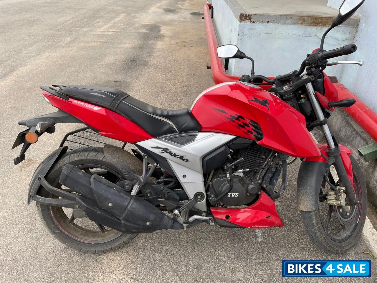 Red TVS Apache RTR 160 4V