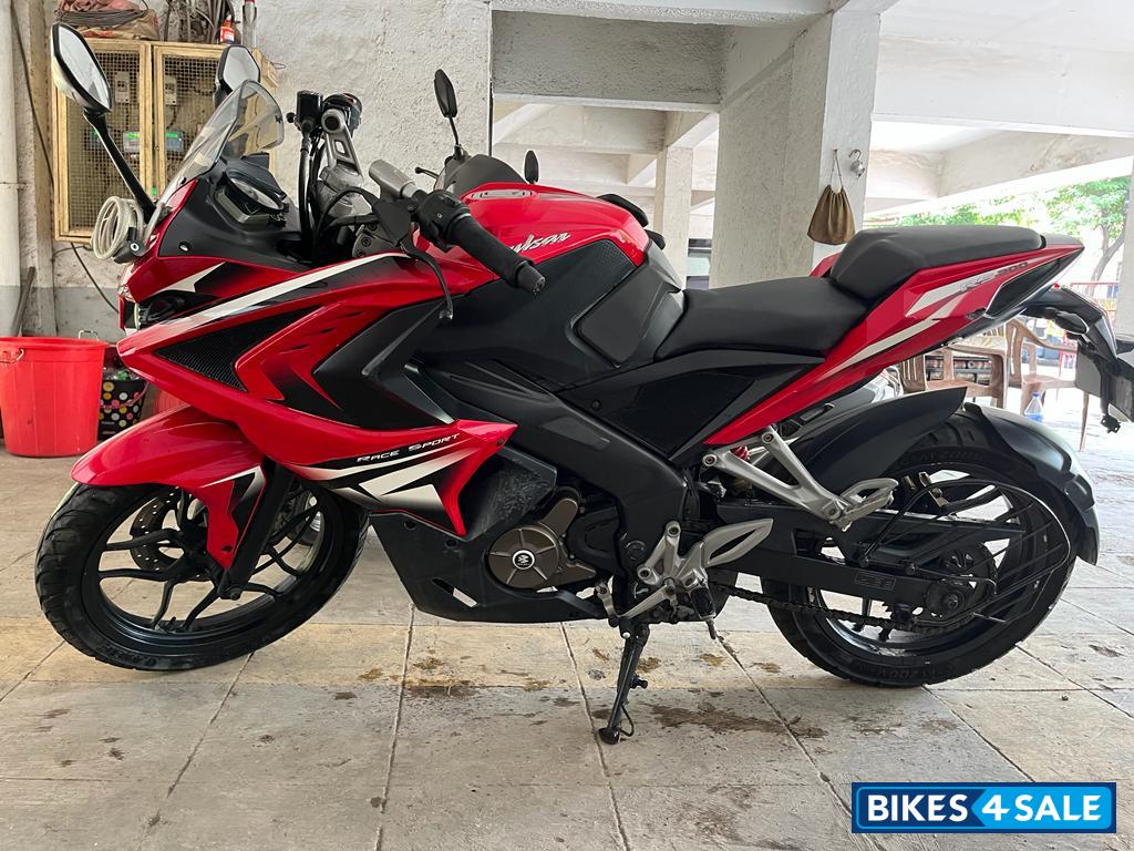Red Bajaj Pulsar RS 200