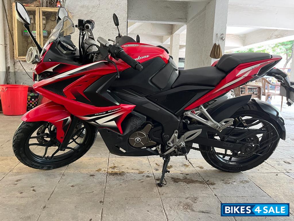 Red Bajaj Pulsar RS 200