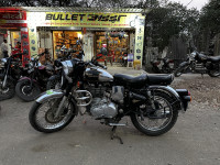 Black Royal Enfield Classic 500