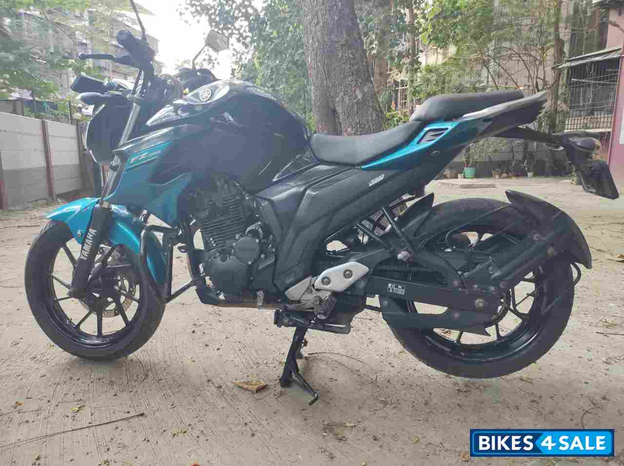 Metallic Black Yamaha FZ25