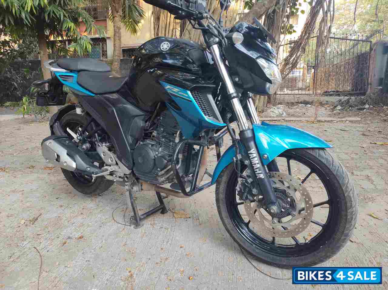 Metallic Black Yamaha FZ25 Metallic Black Yamaha FZ25