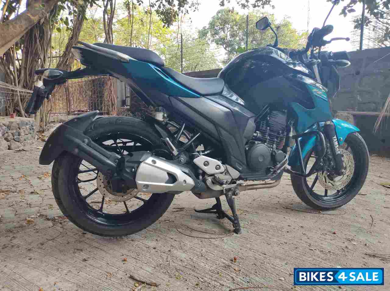 Metallic Black Yamaha FZ25 Metallic Black Yamaha FZ25