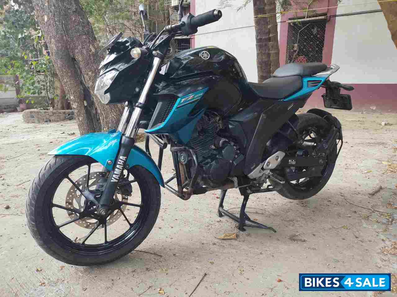 Metallic Black Yamaha FZ25 Metallic Black Yamaha FZ25