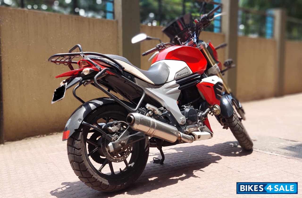 Red-white Mahindra Mojo