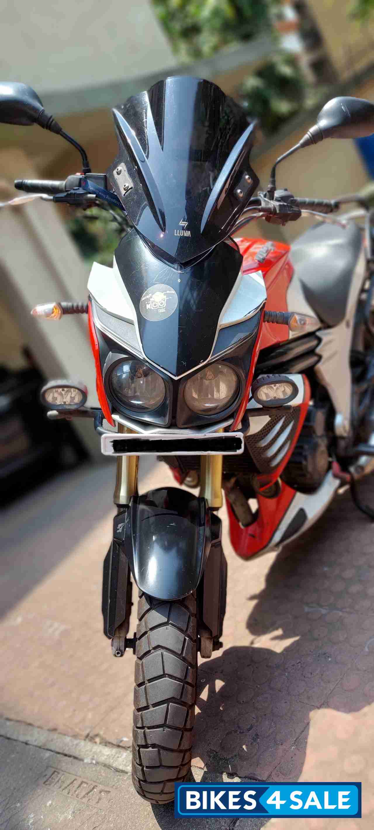Red-white Mahindra Mojo