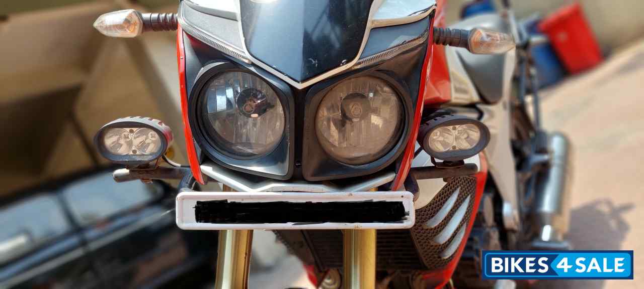 Red-white Mahindra Mojo