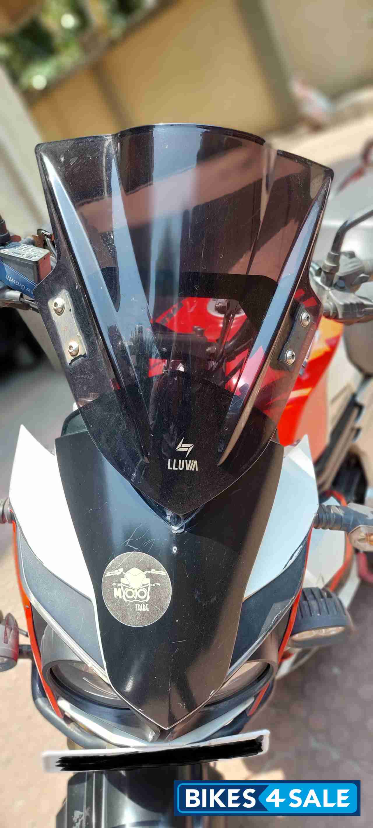 Red-white Mahindra Mojo