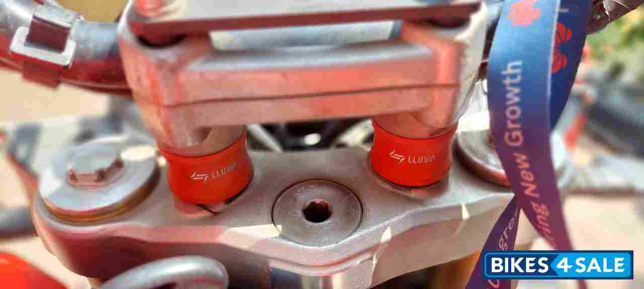 Red-white Mahindra Mojo