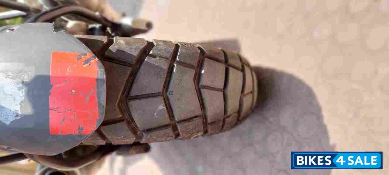 Red-white Mahindra Mojo