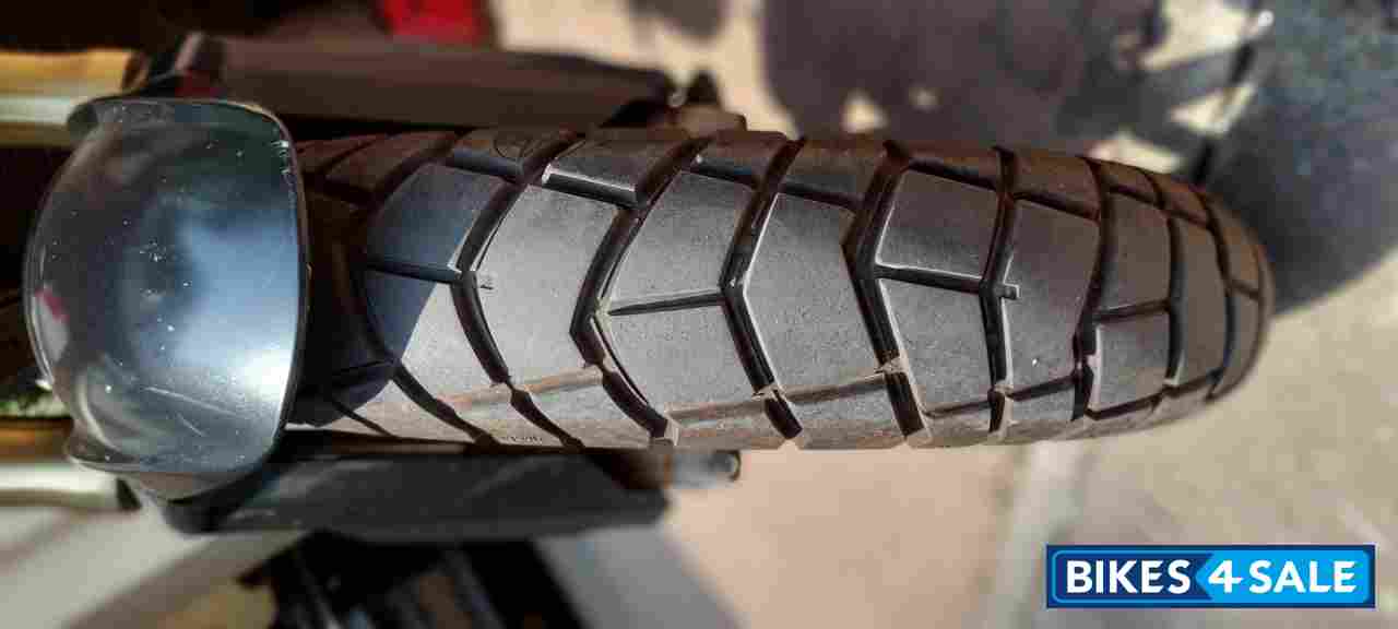 Red-white Mahindra Mojo