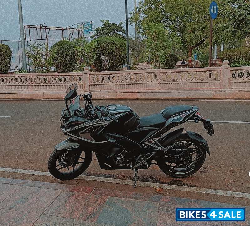 Bajaj Pulsar RS 200 ABS