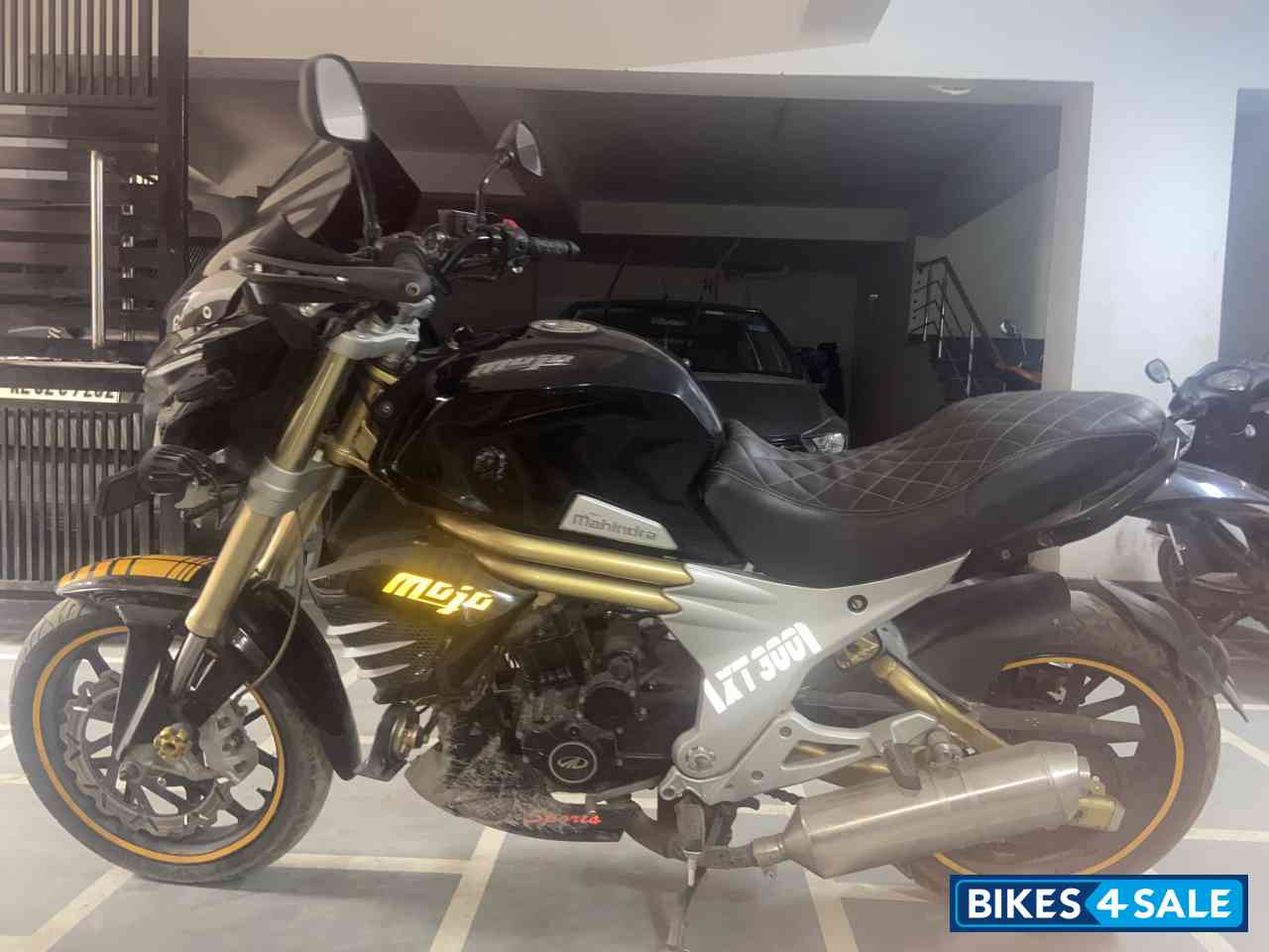 Black Mahindra Mojo XT 300