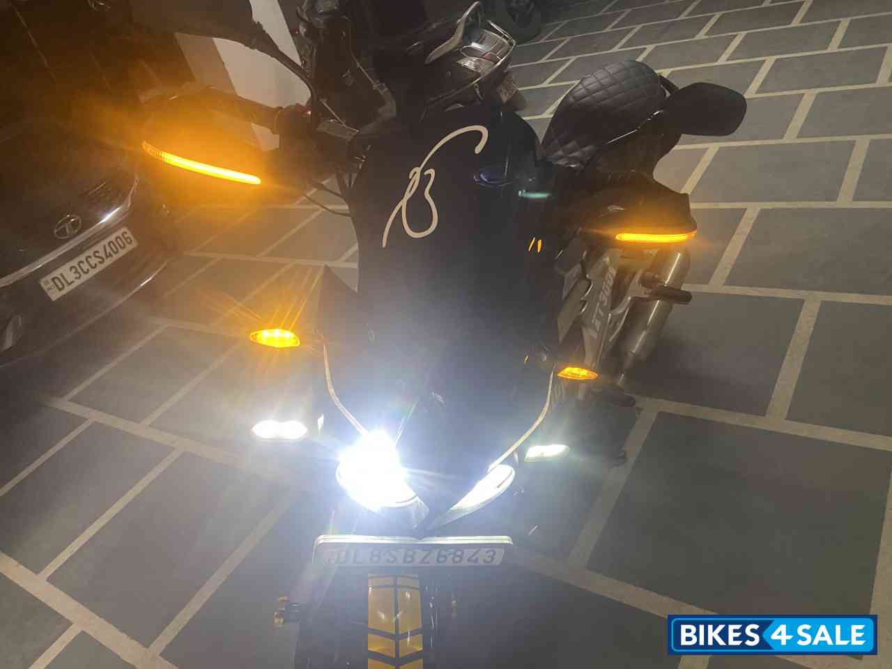 Black Mahindra Mojo XT 300