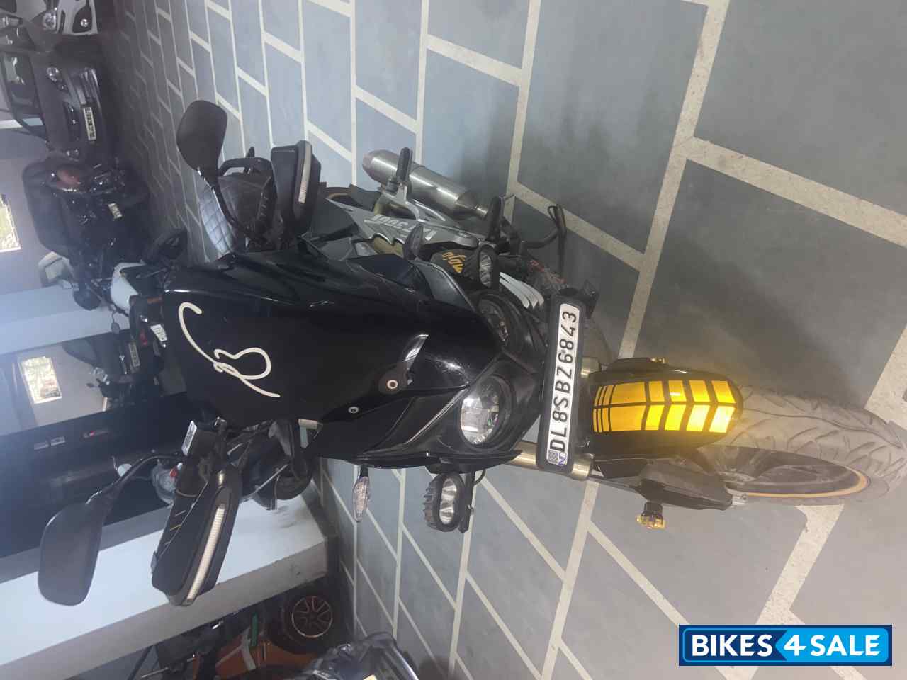 Black Mahindra Mojo XT 300