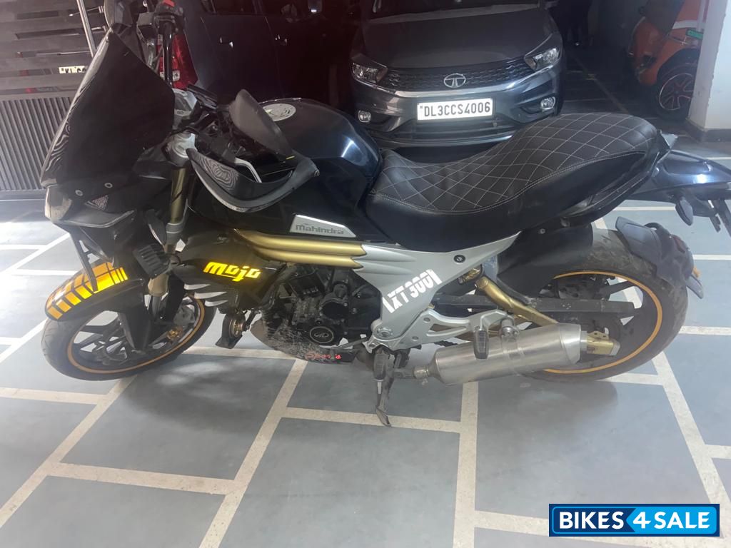 Black Mahindra Mojo XT 300