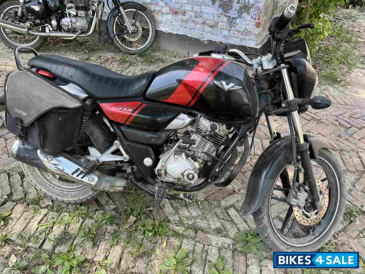 Bajaj V15