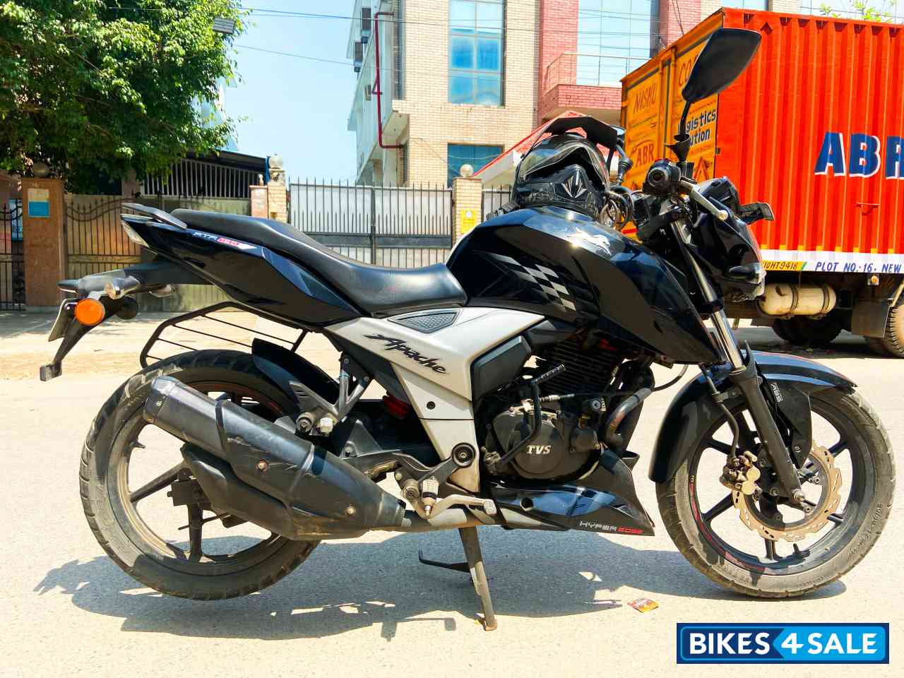 Black TVS Apache RTR 160 4V