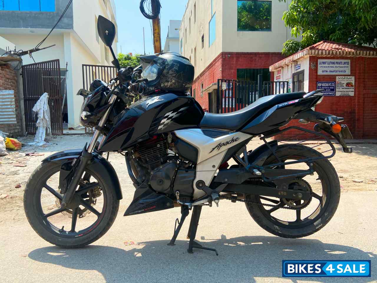 Black TVS Apache RTR 160 4V