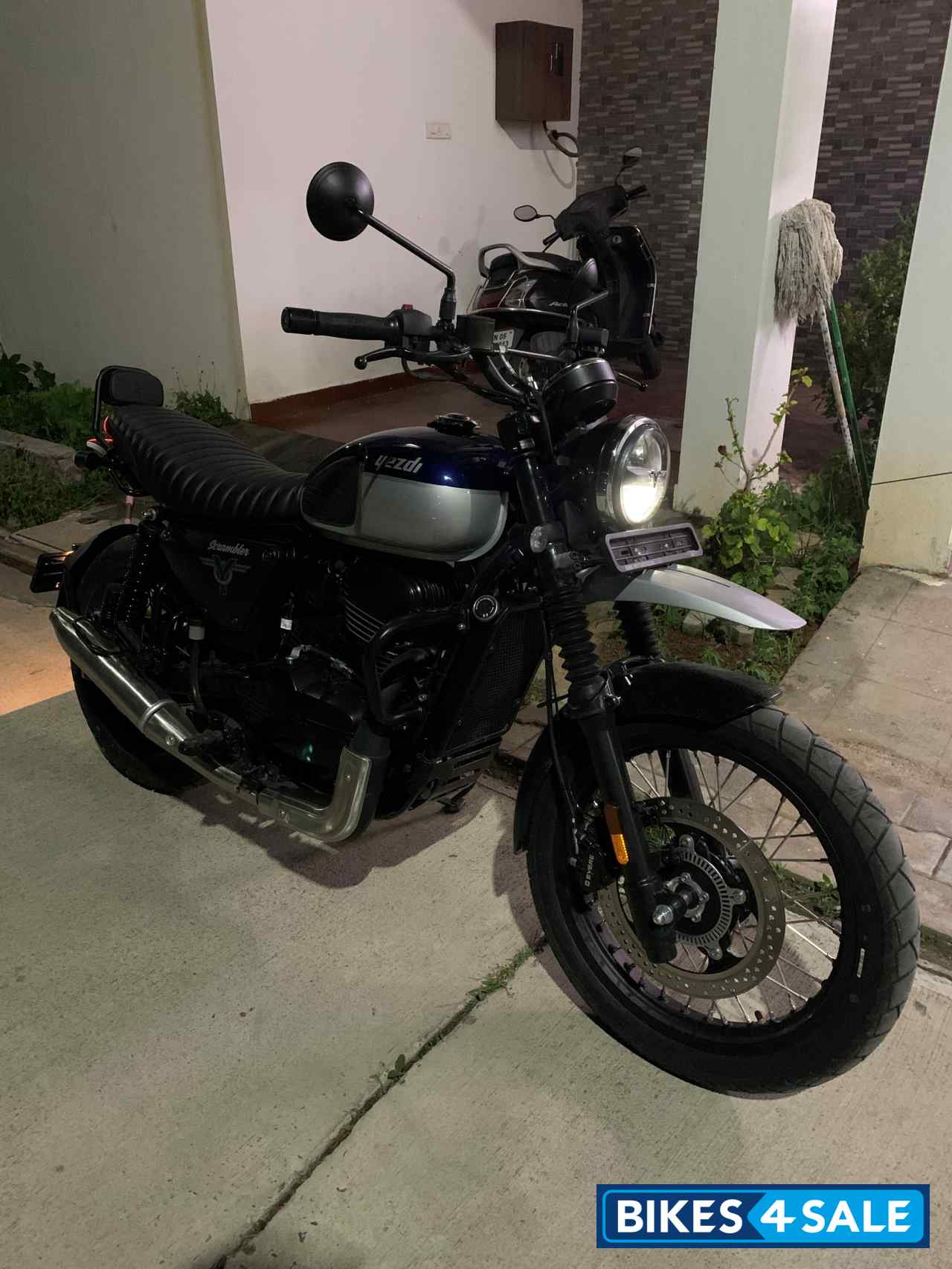 Dual Tone Blue And Grey Yezdi Scrambler Dual Tone