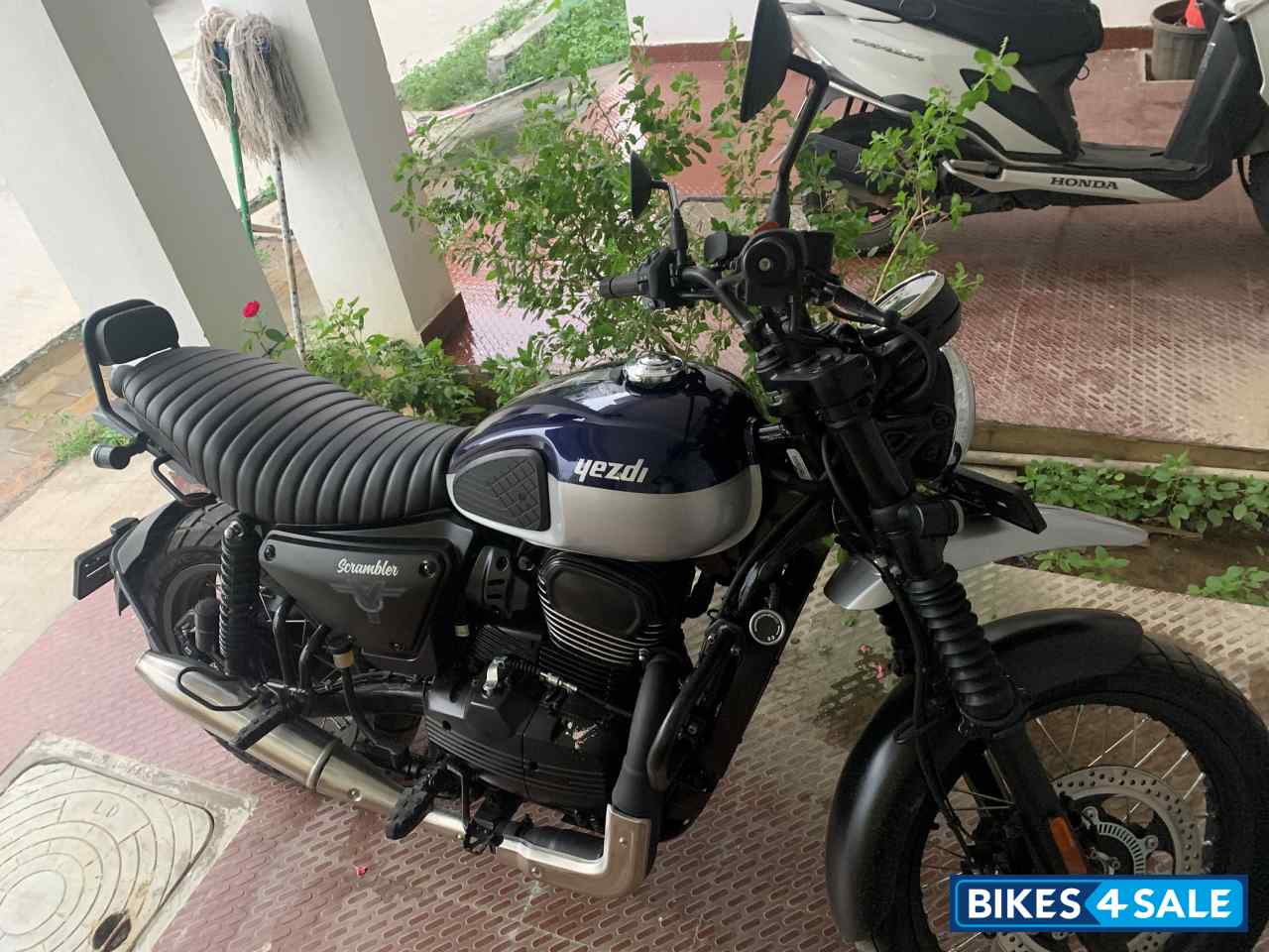 Dual Tone Blue And Grey Yezdi Scrambler Dual Tone