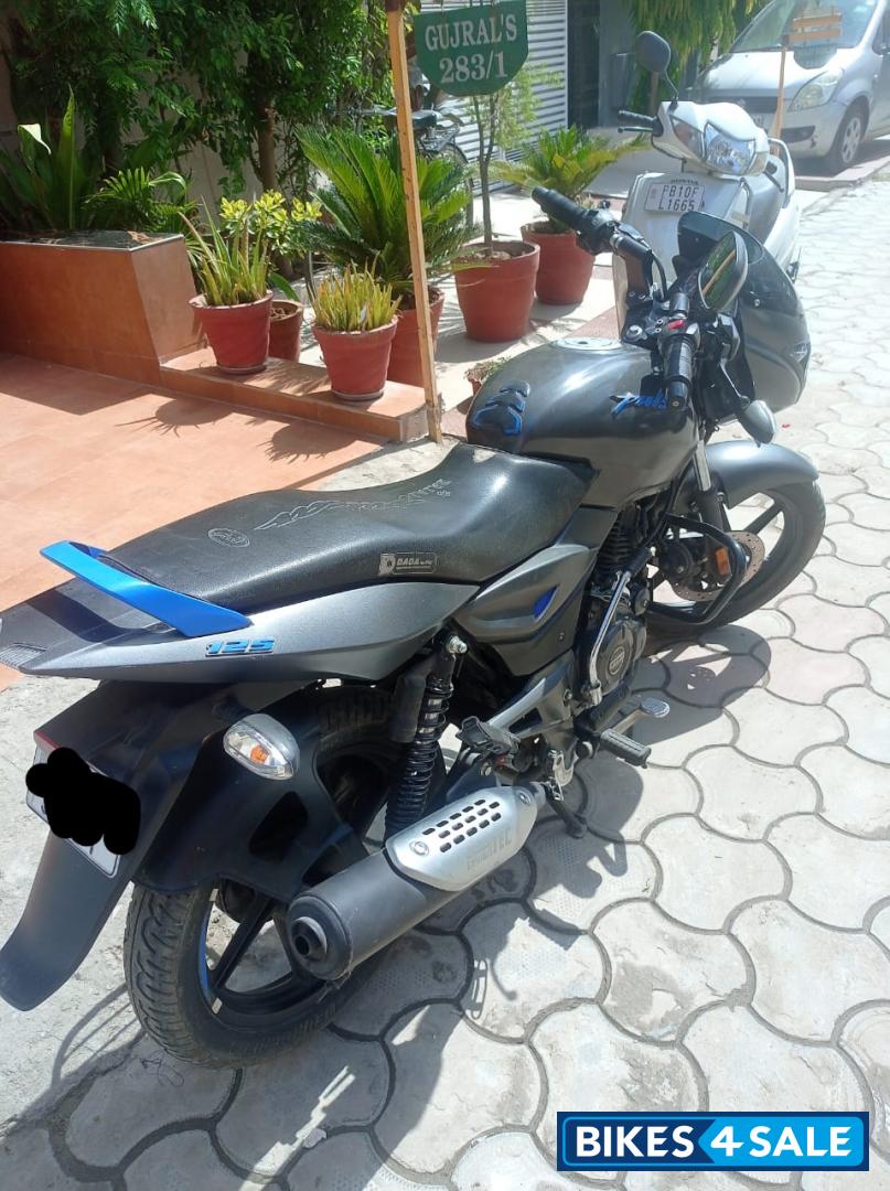 Bajaj Pulsar 125 Neon Disc Single Seat